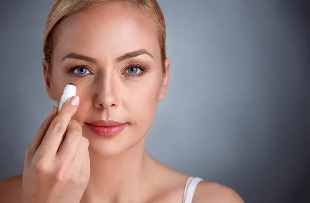 Темні кола зникнуть за лічені хвилини: як прості трюки повертають свіжий погляд - фото 586365