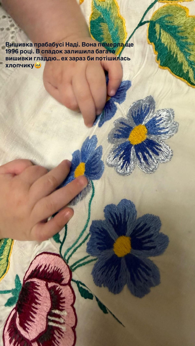 Леся Нікітюк показала зворушливий кадр із сином і родинною реліквією - фото 586908