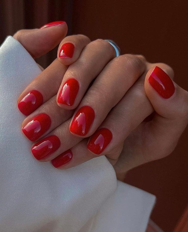 Насичений червоний манікюр - фото 587253