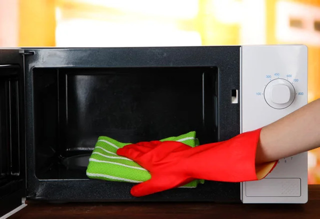 Господині назвали простий спосіб: як за 5 хвилин почистити мікрохвильовку без хімії - фото 587499