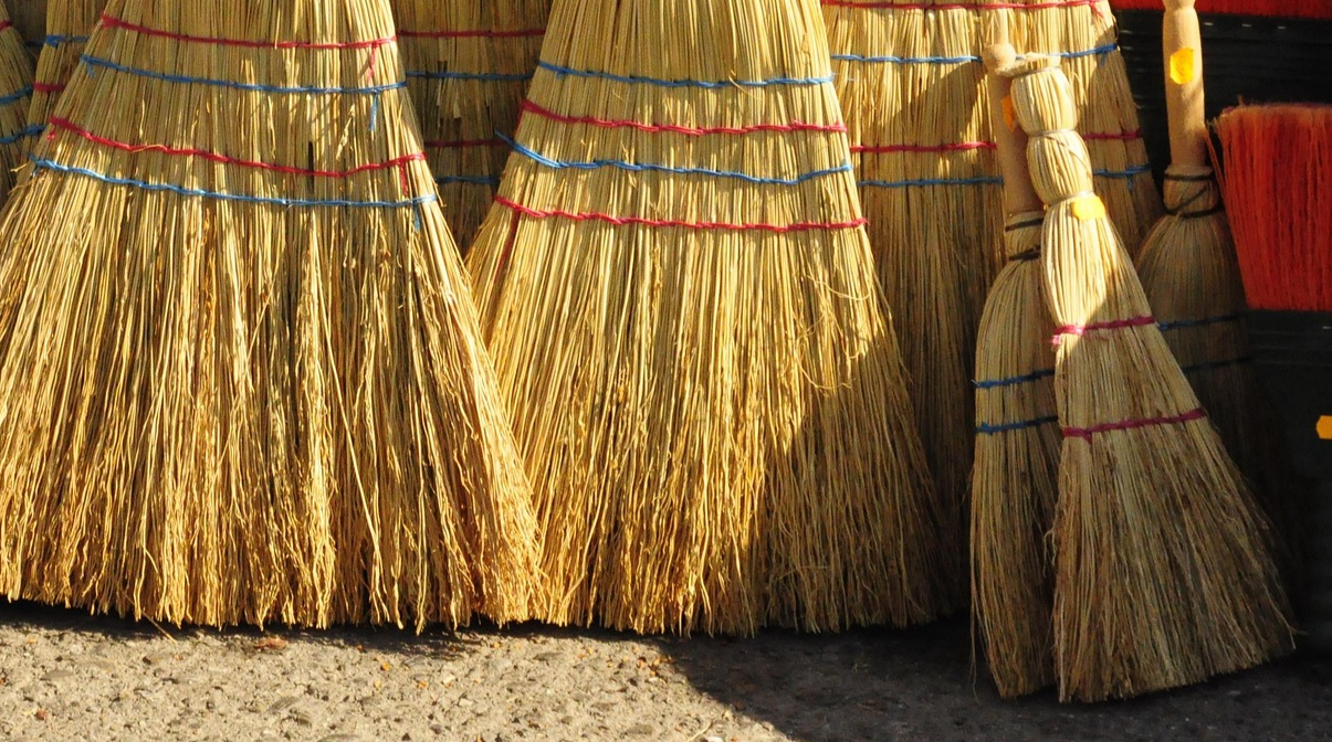 Де не можна зберігати віник вдома - фото 1