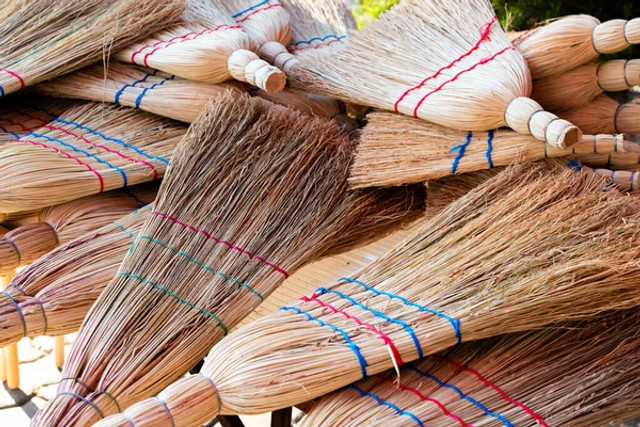 Не тримайте віник у цих місцях: де в домі він притягує сварки й невдачу - фото 587532