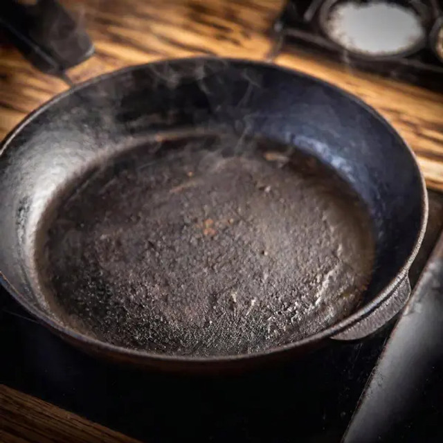 Сковорода більше не рятує від пригорання: як зрозуміти, що її час минув - фото 587552