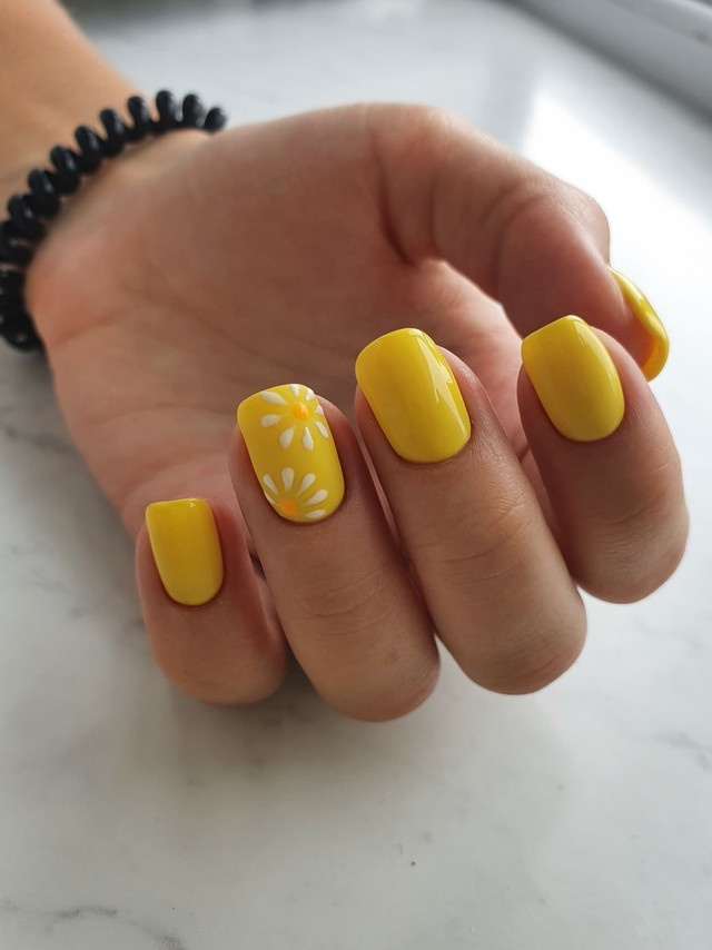 Сонячний жовтий манікюр - фото 587739