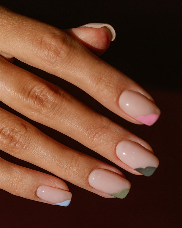 Французький манікюр з кольоровим акцентом - фото 587744