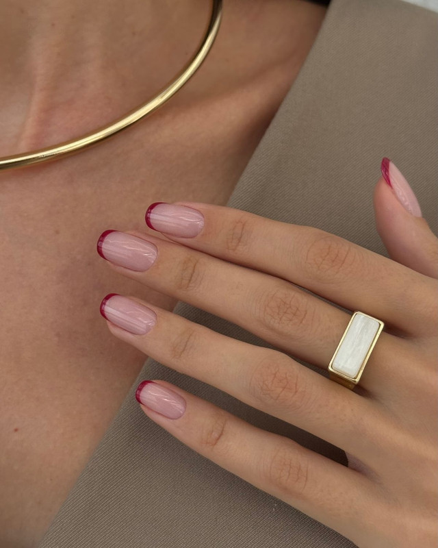 Французький манікюр з кольоровим акцентом - фото 587745