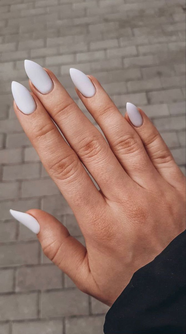 Насичено-білий манікюр - фото 587763