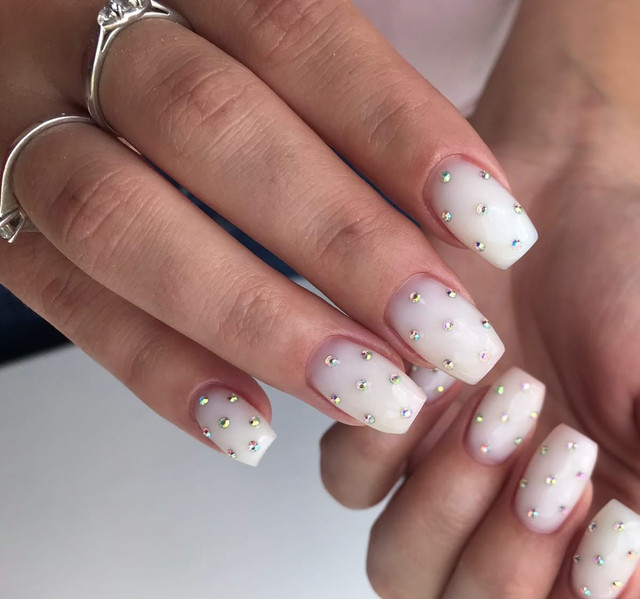 Багато стразів на нігтях - фото 587766