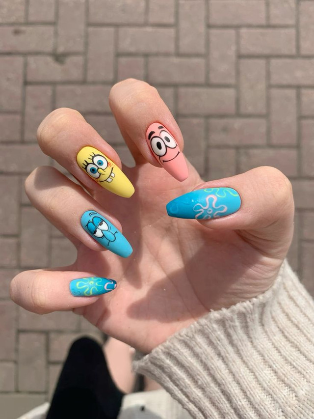 Яскраві малюнки та мультяшки на нігтях - фото 587767