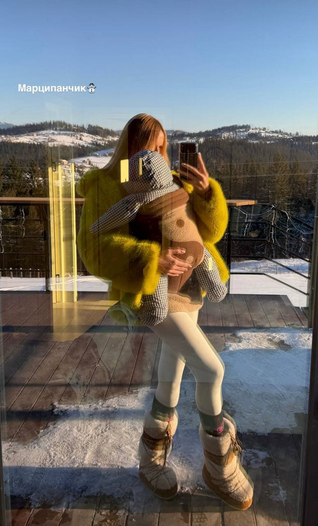 У яскравій шубі й без шапки: Леся Нікітюк показала, як проводить зимову відпустку з малень - фото 587807