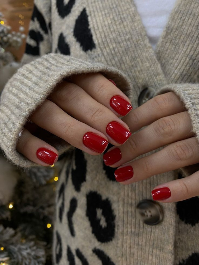 Червоний колір на нігтях - фото 588043
