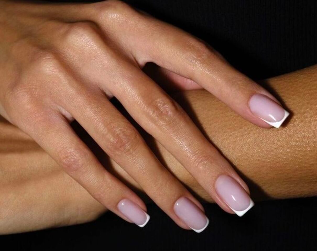 Манікюр, який робить нігті візуально довшим - фото 1