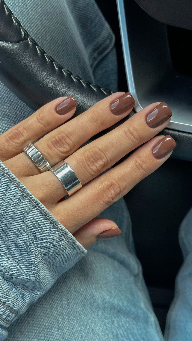 М’який коричневий манікюр - фото 588236