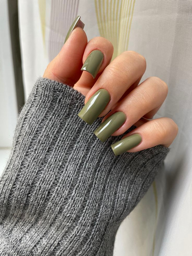 Оливково-зелений колір нігтів- фото 588237