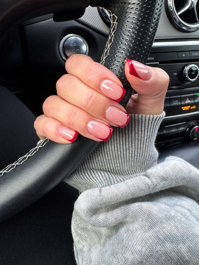 Французький манікюр з кольоровими кінчиками- фото 588246