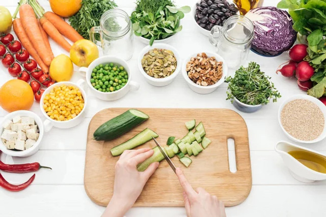 Порядок на кухні говорить більше, ніж здається: звички жінки з високим інтелектом - фото 588382