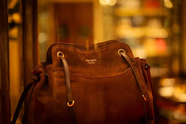 Час зібрати ідеальний базовий гардероб: 6 речей, які не втрачають актуальності роками - фото 588409