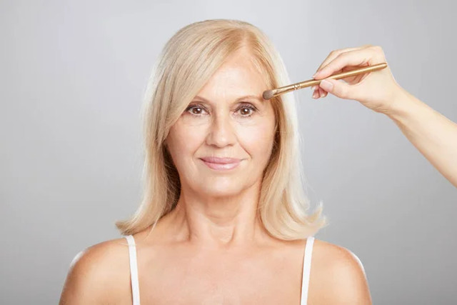 Після 50 вилиці засяють по-новому: як обрати рум’яна для свіжого й підтягнутого обличчя - фото 588449