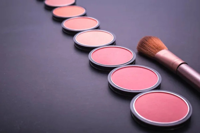 Після 50 вилиці засяють по-новому: як обрати рум’яна для свіжого й підтягнутого обличчя - фото 588450