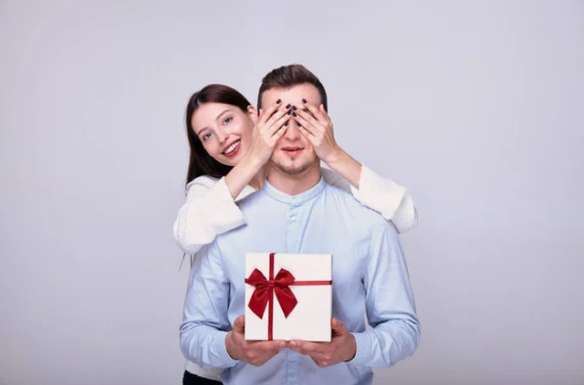 Що подарувати йому на День святого Валентина: варіанти, які справді влучать у серце - фото 589323