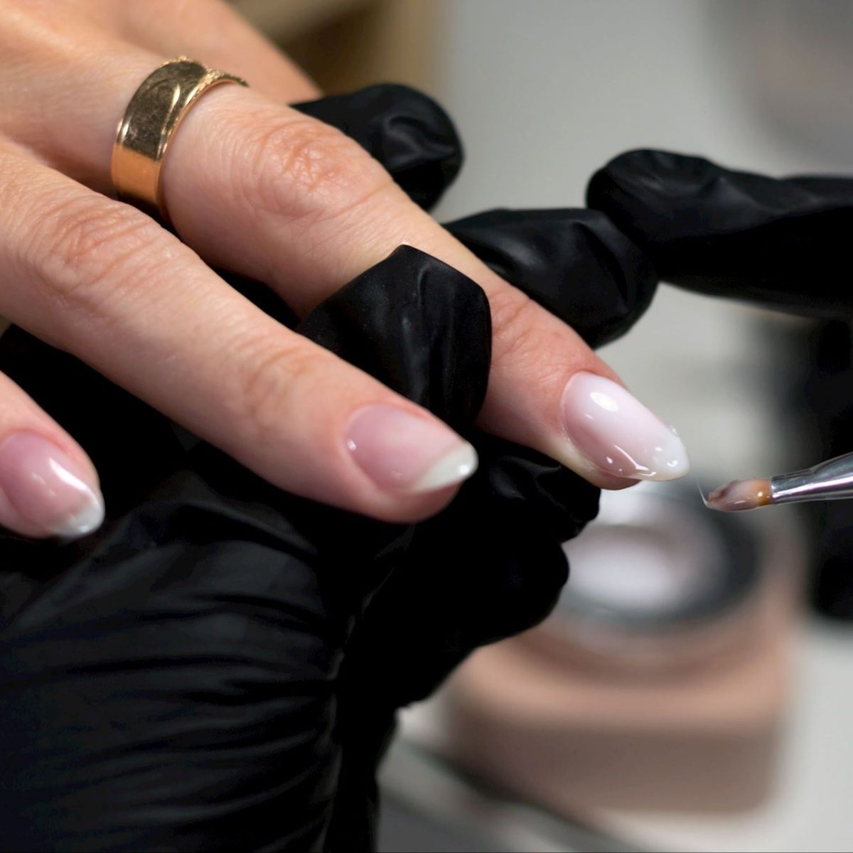 Як швидко освіжити старий манікюр - фото 1