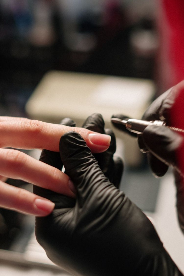 Як швидко освіжити старий манікюр - фото 589614