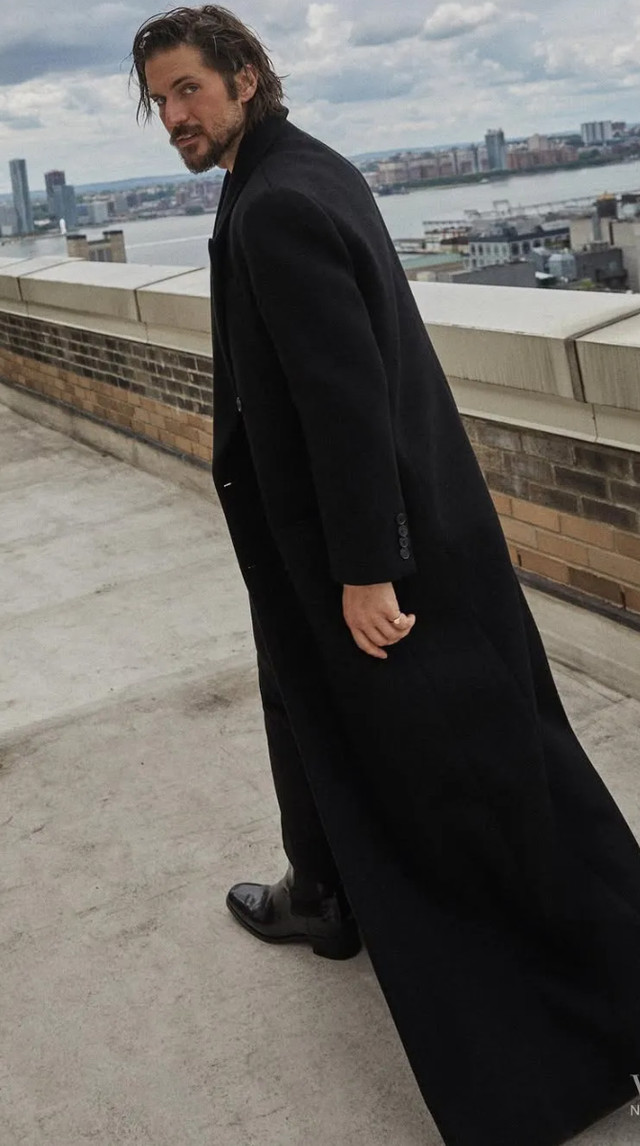 Не такий, як у серіалі: як насправді одягається Габріель із серіалу 'Емілі в Парижі' - фото 589645