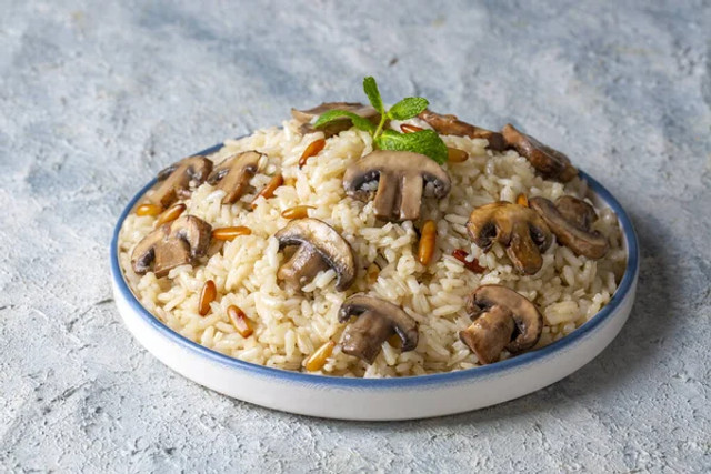 Смачний і пряний плов із грибами: як легко приготувати улюблену страву вдома - фото 589714