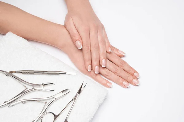 Манікюр узимку: як зберегти нігті міцними в холодну пору - фото 590194