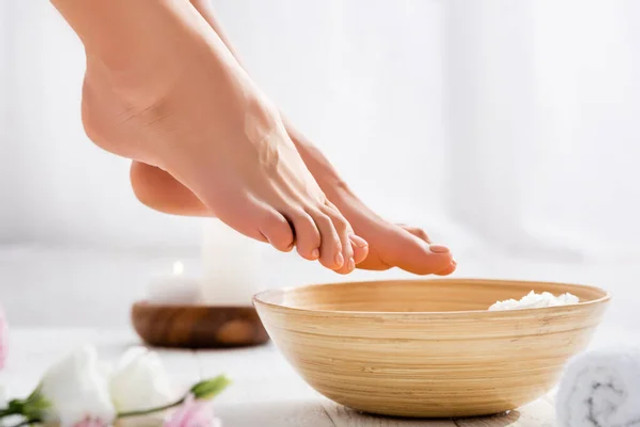 Педикюр після 40: як зберегти охайний вигляд стоп без зайвих зусиль - фото 590228