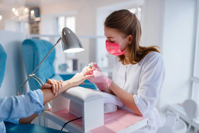 Як обрати майстра манікюру: на що звернути увагу перед записом, щоб не шкодувати - фото 590452