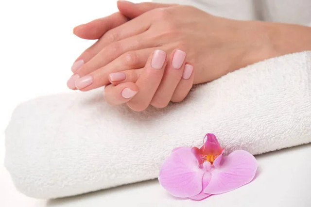 Манікюр для офісу: як виглядати стримано, але стильно щодня - фото 590461