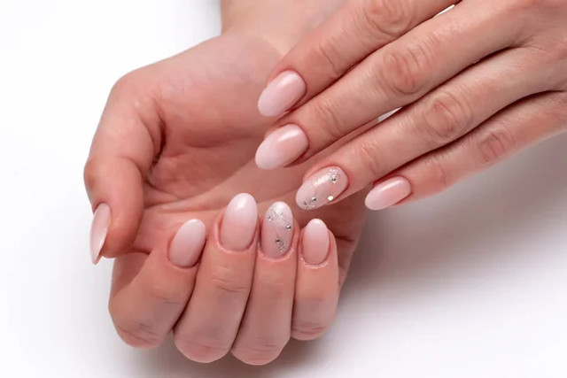 Манікюр для офісу: як виглядати стримано, але стильно щодня - фото 590462