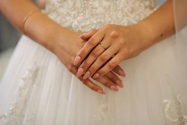 Весільний манікюр 2026: які дизайни обирають наречені для ідеального образу - фото 590488