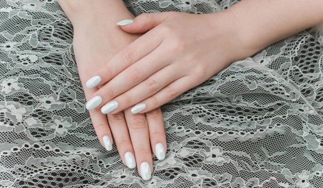 Весільний манікюр 2026: які дизайни обирають наречені для ідеального образу - фото 590490