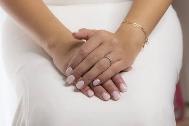 Весільний манікюр 2026: які дизайни обирають наречені для ідеального образу - фото 590494