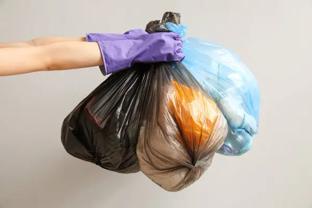 Звичка, яка створює безлад: чому магазинні пакети не підходять для сміття - фото 591202