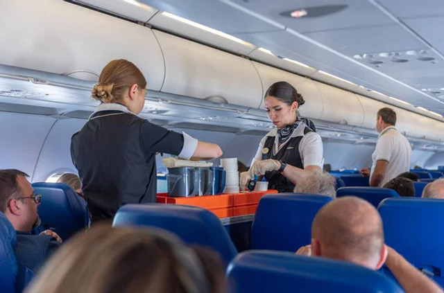 Напої в літаку можуть нашкодити: що виявили дослідники якості води - фото 591229
