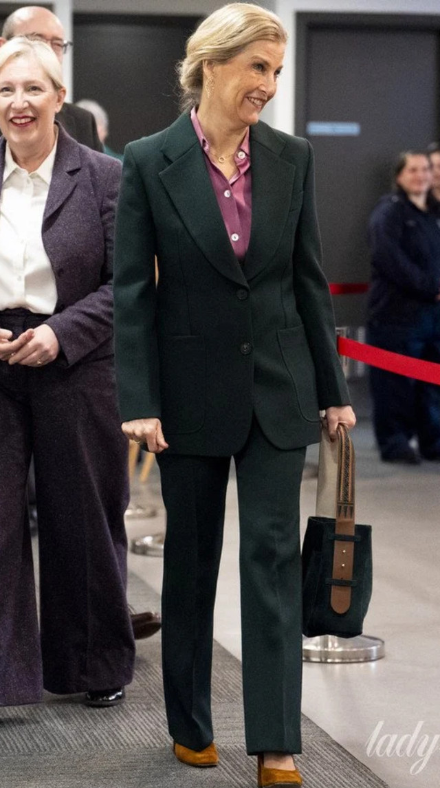 Софі Единбурзька з’явилась у костюмі Victoria Beckham у складний для дизайнерки період - фото 591753