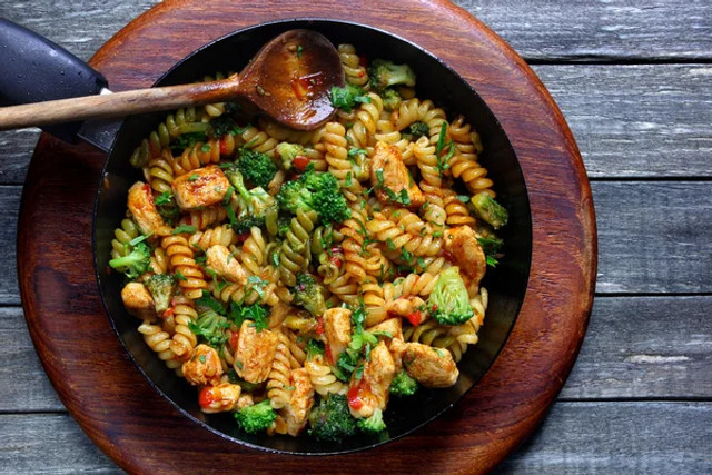 П’ять простих продуктів – і вечеря готова: як приготувати ніжну пасту з куркою та броколі - фото 591778