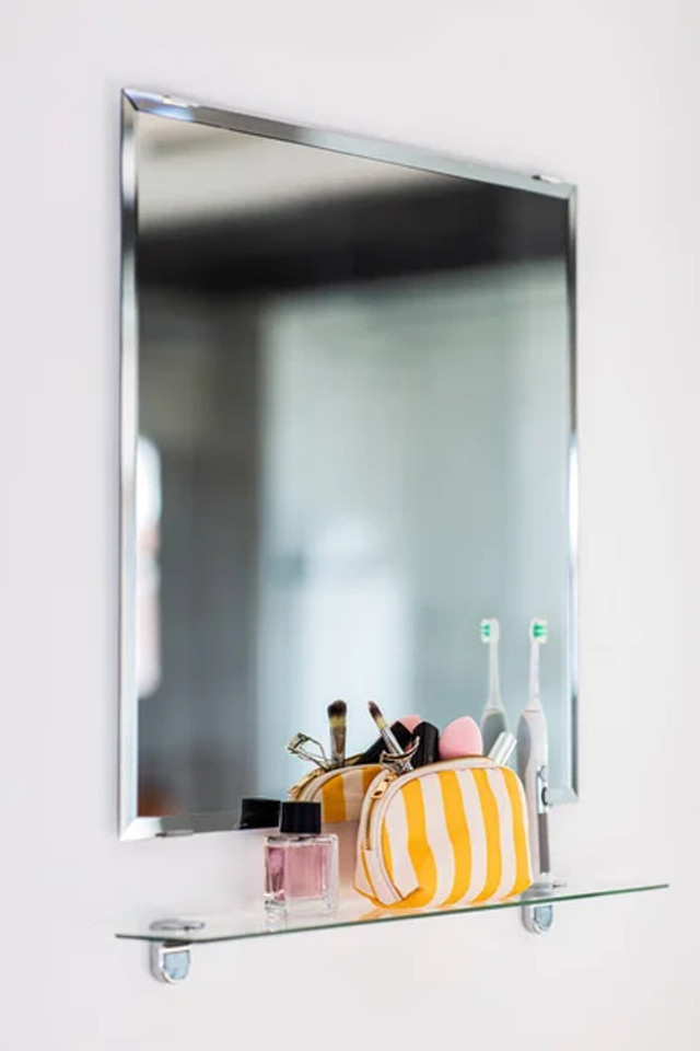 Дзеркало більше не запітніє: простий трюк, який позбавить ванну кімнату конденсату - фото 591891