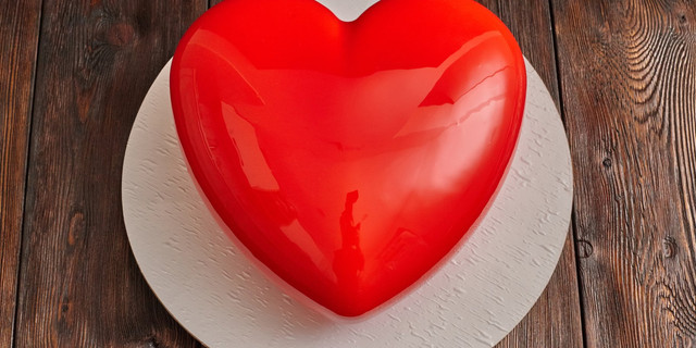 Мусовий торт у формі серця з дзеркальною глазурʼю - фото 591916