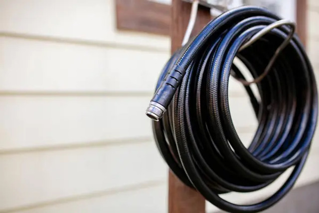 Мороз здатен зіпсувати майно за одну ніч: 5 речей, які взимку краще терміново забрати - фото 591997