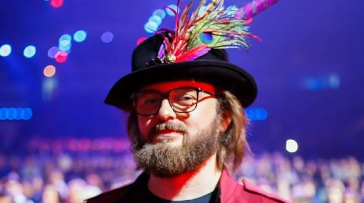 Зірковий талісман для ЗСУ: Дзідзьо продав свій культовий капелюх за 25 тисяч доларів - фото 1