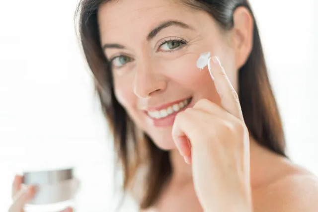 Як наносити тональний крем на шкіру зі зморшками: секрети, які допоможуть в макіяжі - фото 595132