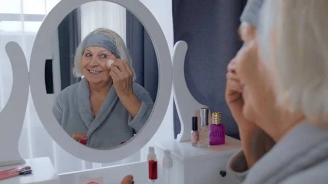 Як наносити тональний крем на шкіру зі зморшками: секрети, які допоможуть в макіяжі - фото 595134