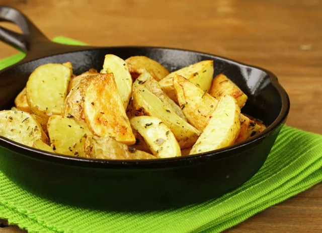Золотиста та хрустка: простий кухонний трюк, який допоможе посмажити ідеальну картоплю - фото 595773