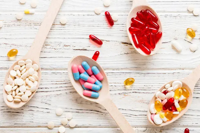 Вітаміни можуть нашкодити: які добавки небезпечно приймати без обстеження - фото 595809