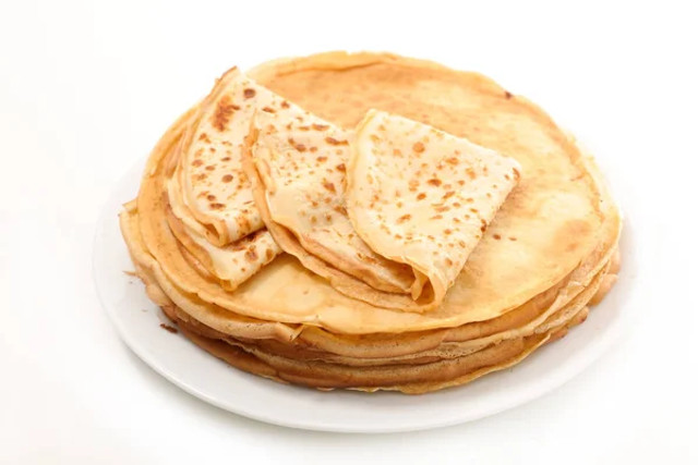 Млинці на Масницю виходять ніжними та рум’яними: як приготувати налисники з сиром - фото 596417