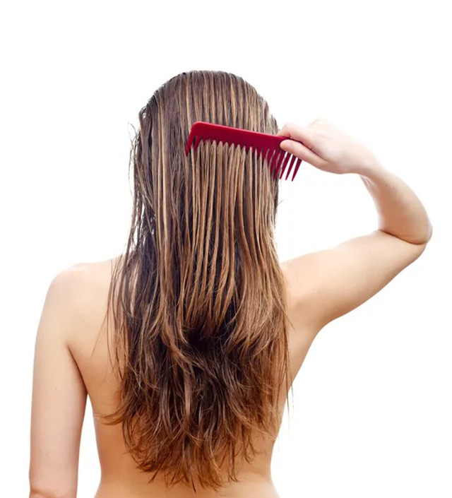 Коли мити голову, щоб волосся довше залишалося чистим: проста звичка, яка змінює все - фото 596711